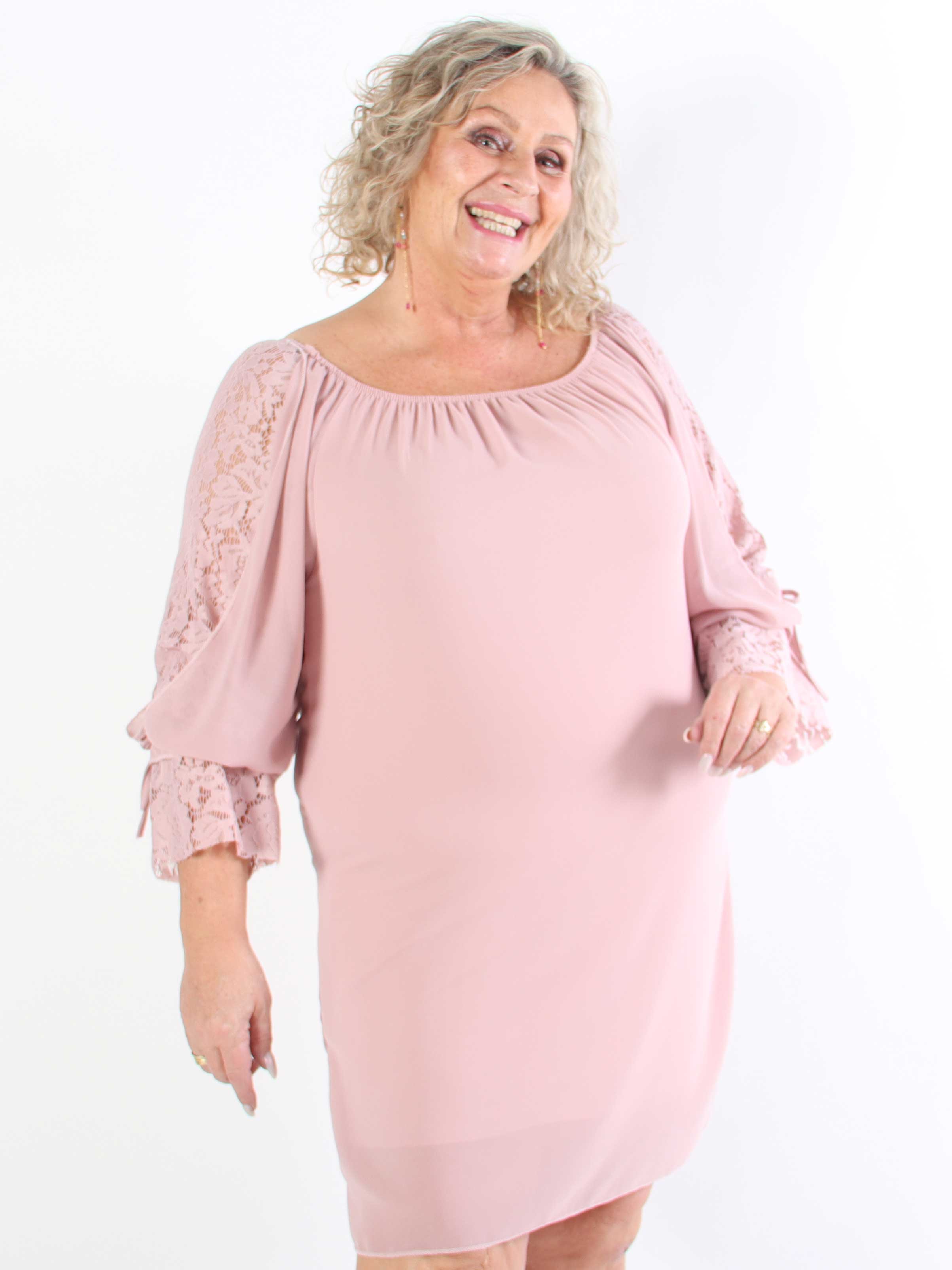 Lupita - Plus size tunikaklänning med spetsärmar